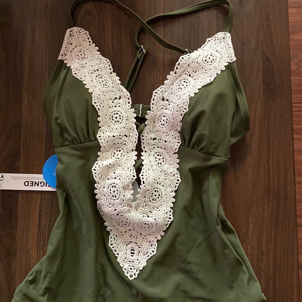 One piece swimsuit‎